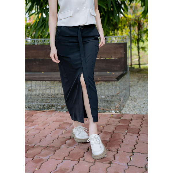 Long skirt with slit 